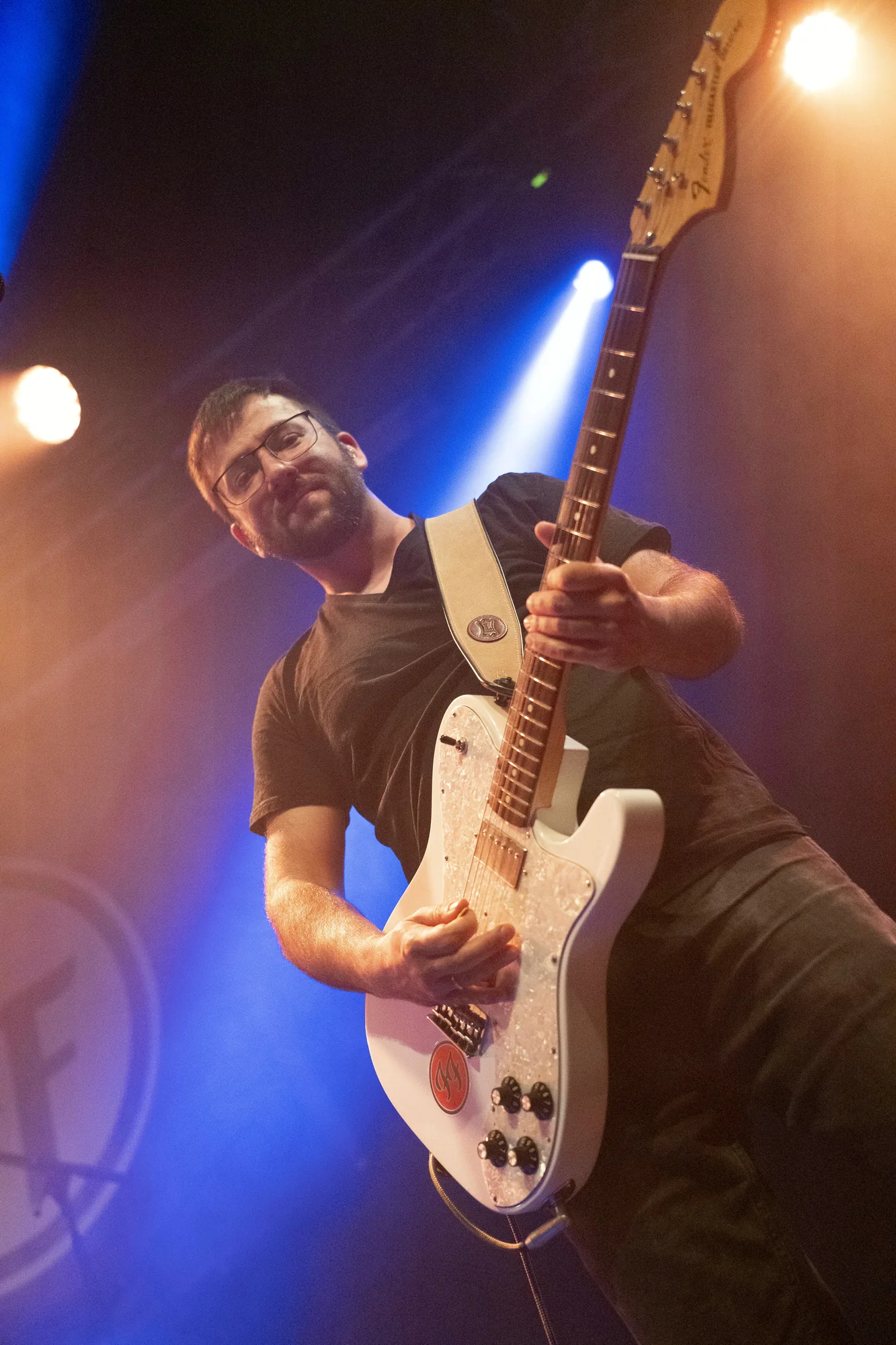Gitarrist von Foo Fightclub mit weißer Gitarre