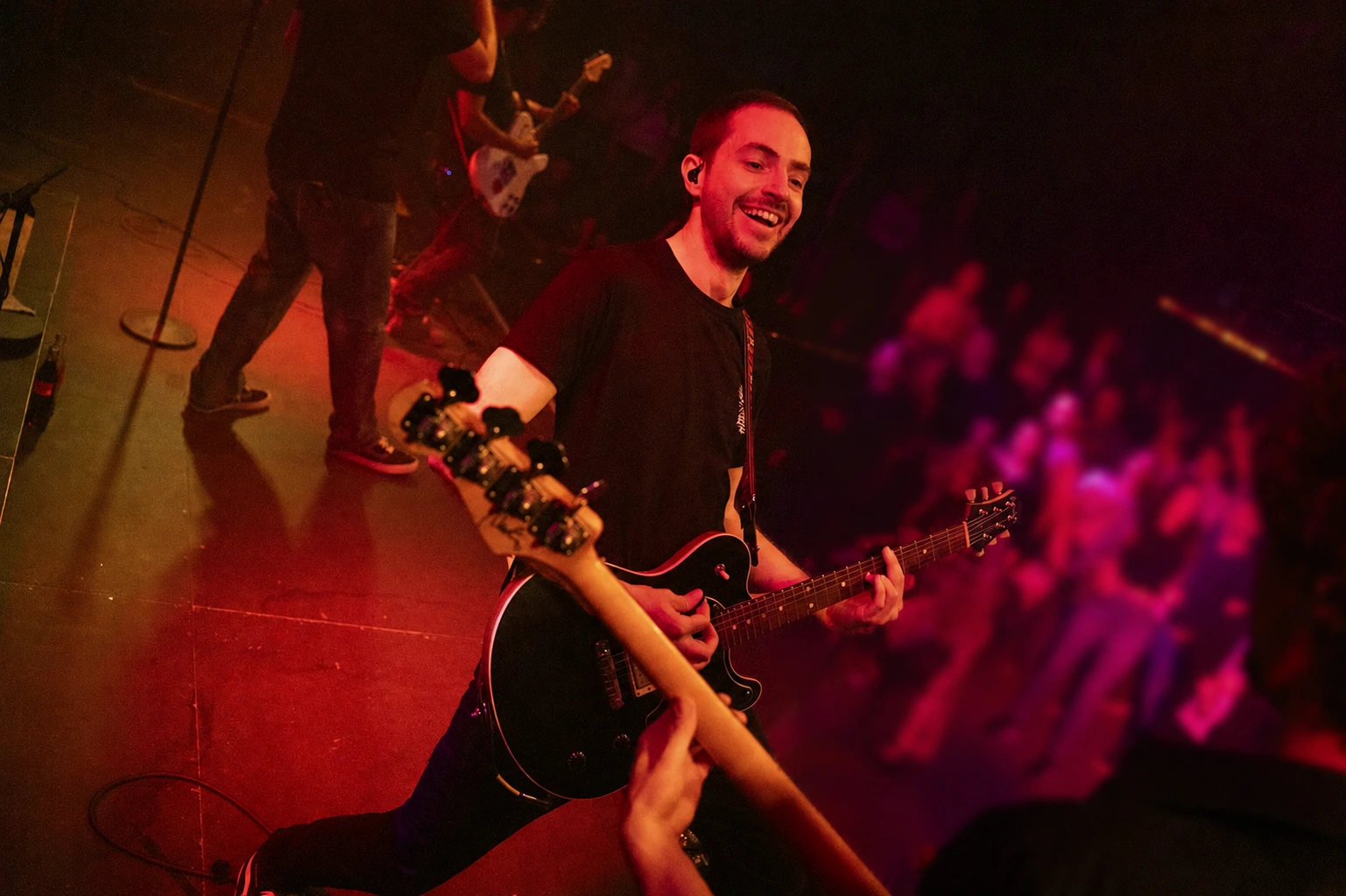Gitarrist von Foo Fightclub direkt am Publikum